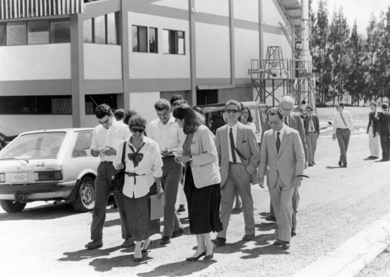 EMBAJADOR DE ITALIA DR. MARIO FORESTI COOPERANTES ITALIANOS Y FUNCIONARIOS DEL TEC 1990