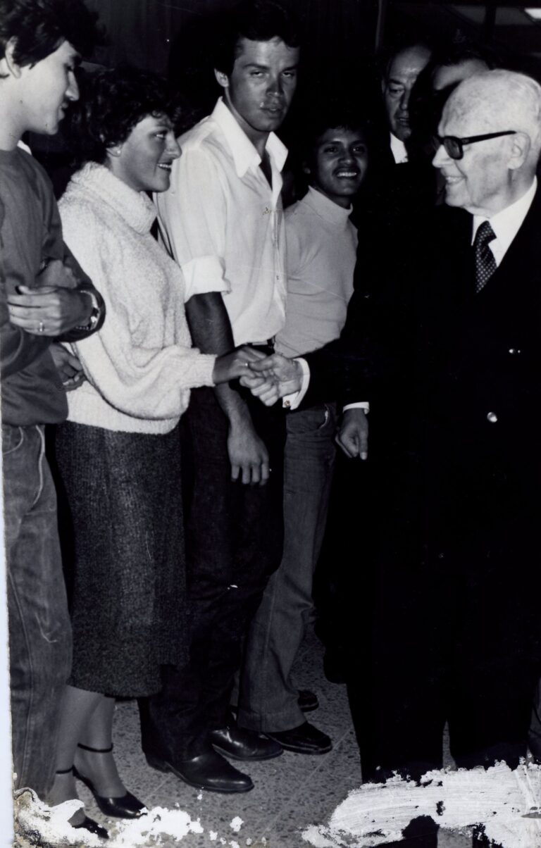 SANDRO PERTINI INGRESANDO A LA SALA DE CONFERENCIAS DE LA BIBLIOTECA MUY AMABLE CON LOS ESTUDIANTES QUE LO QUERIAN SALUDAR 1981